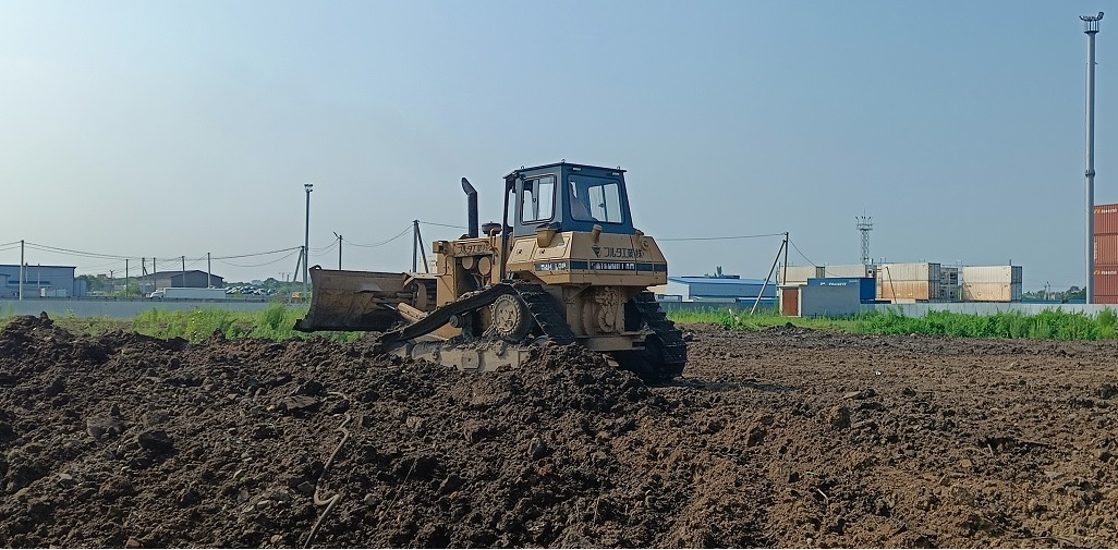 Бульдозер и экскватор роют и копают котлованы в Херсонской области