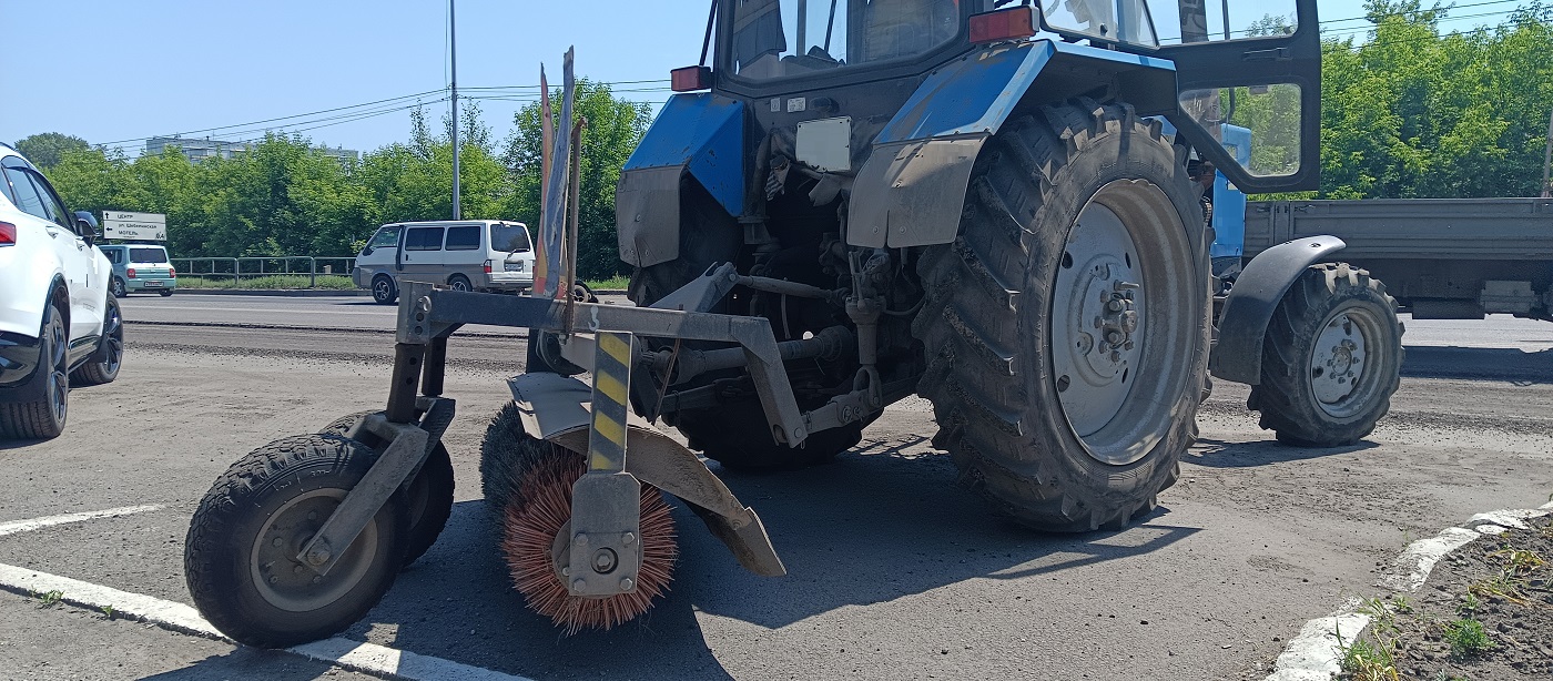 Услуги трактора с щеткой МТЗ в Херсонской области